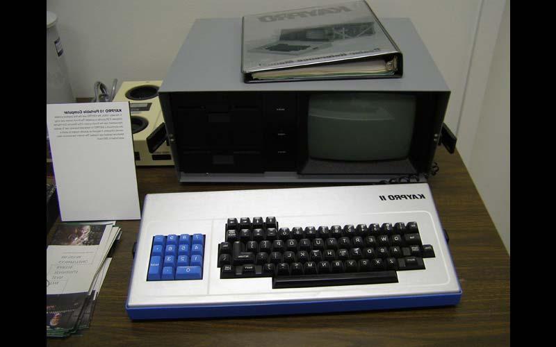 Kaypro 10(1980年)|第一台实用的便携式电脑, Kaypro重25磅，9英寸的屏幕比Obsorne有了很大的改进. 西北航空公司的计算服务部门使用了Kaypro, 现在的信息技术办公室. (由Jean Jennings Bartik计算机博物馆提供)